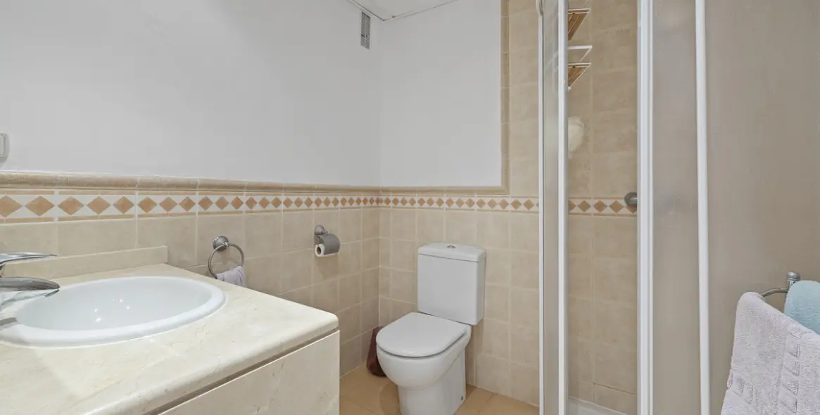 Venta de apartamento en planta media en Marbella 18