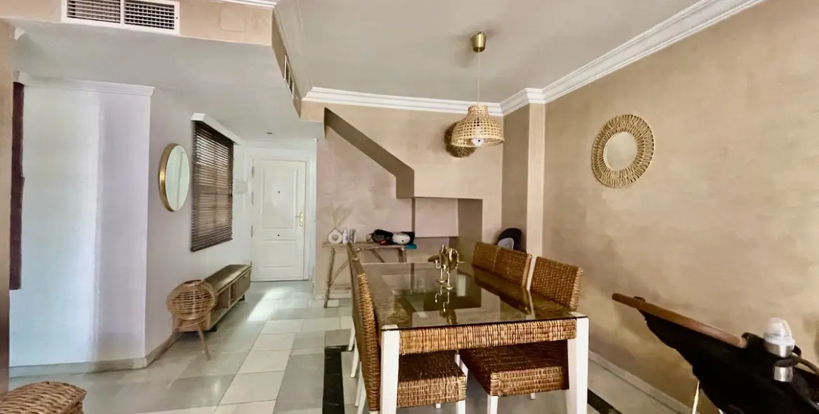 Sale of middle floor apartment in The Golden Mile 3