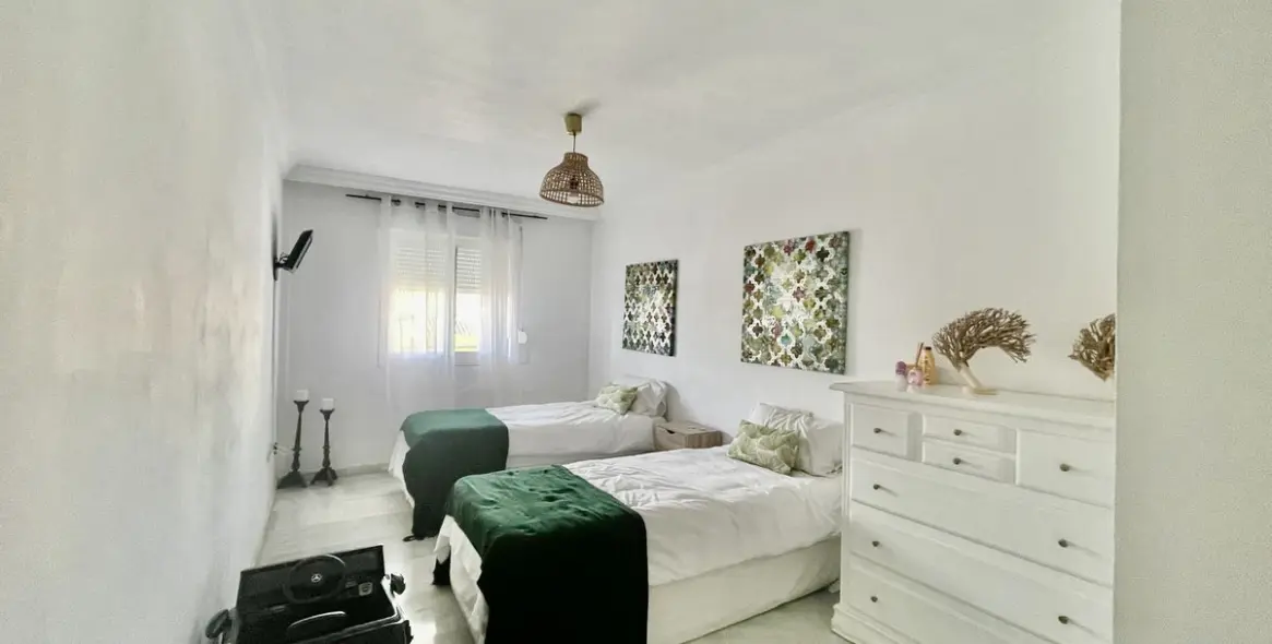 Sale of middle floor apartment in The Golden Mile 8