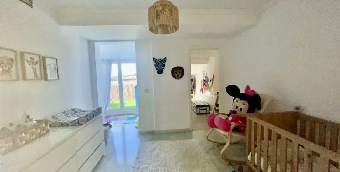 Sale of middle floor apartment in The Golden Mile 10