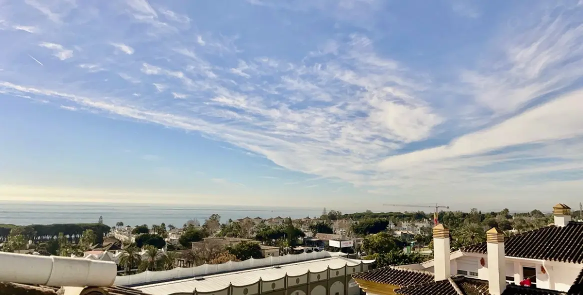 Sale of middle floor apartment in The Golden Mile 12