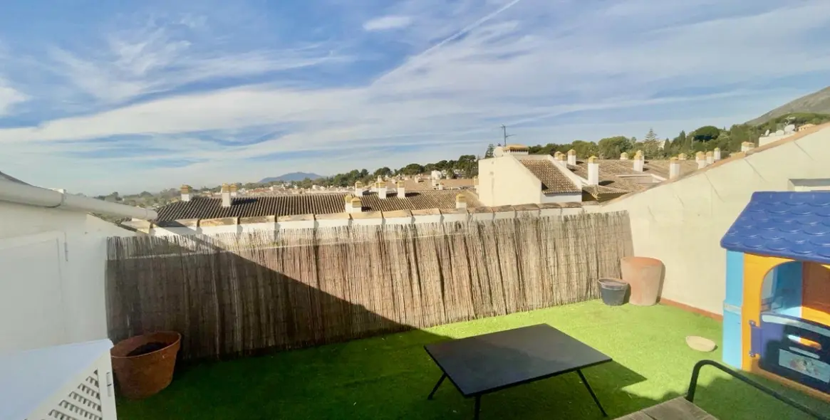 Sale of middle floor apartment in The Golden Mile 13