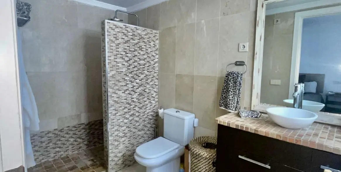 Sale of middle floor apartment in The Golden Mile 15