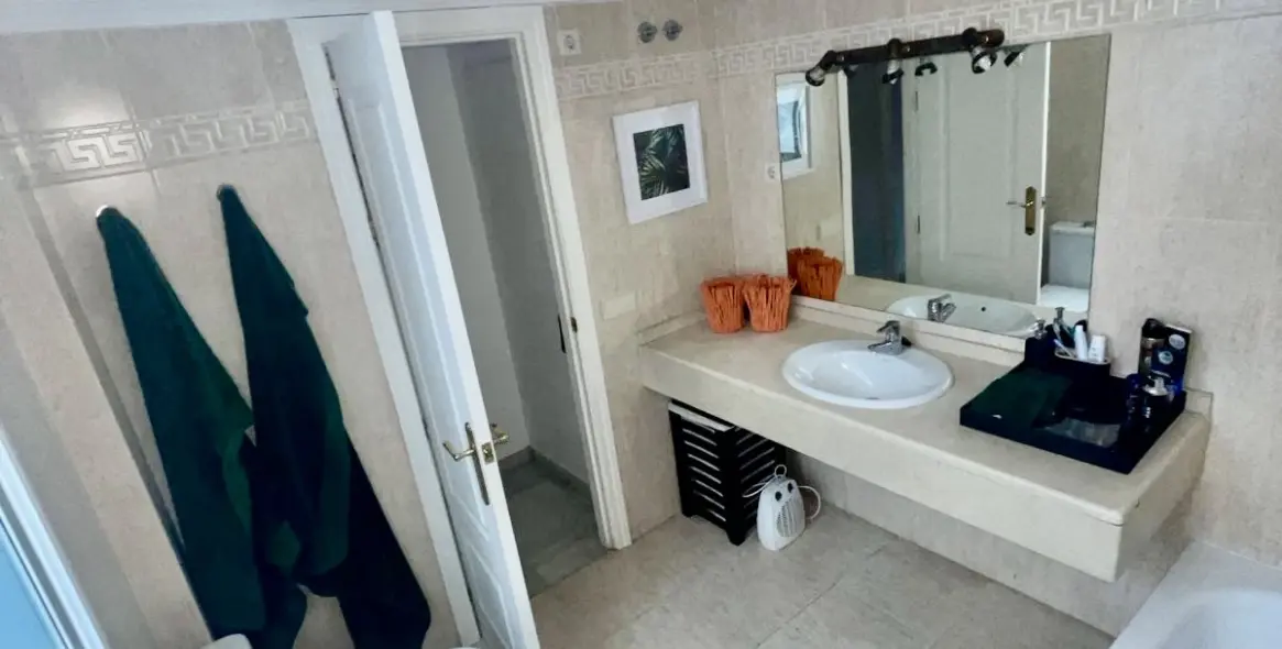 Sale of middle floor apartment in The Golden Mile 16