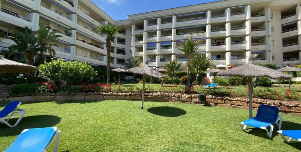 Sale of middle floor apartment in The Golden Mile 19