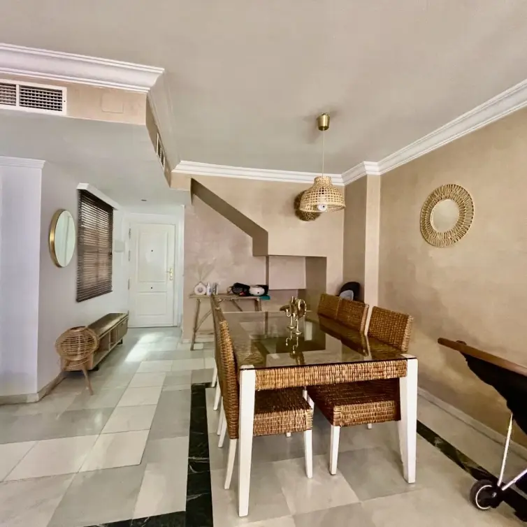 Sale of middle floor apartment in The Golden Mile