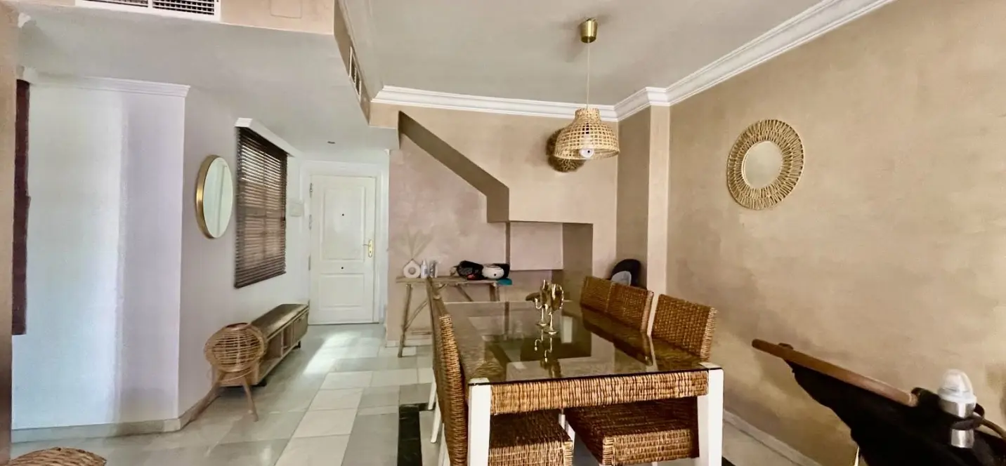 Sale of middle floor apartment in The Golden Mile 2