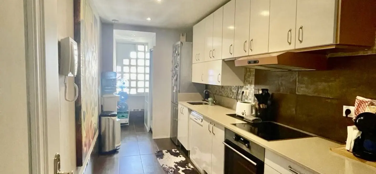Sale of middle floor apartment in The Golden Mile 4