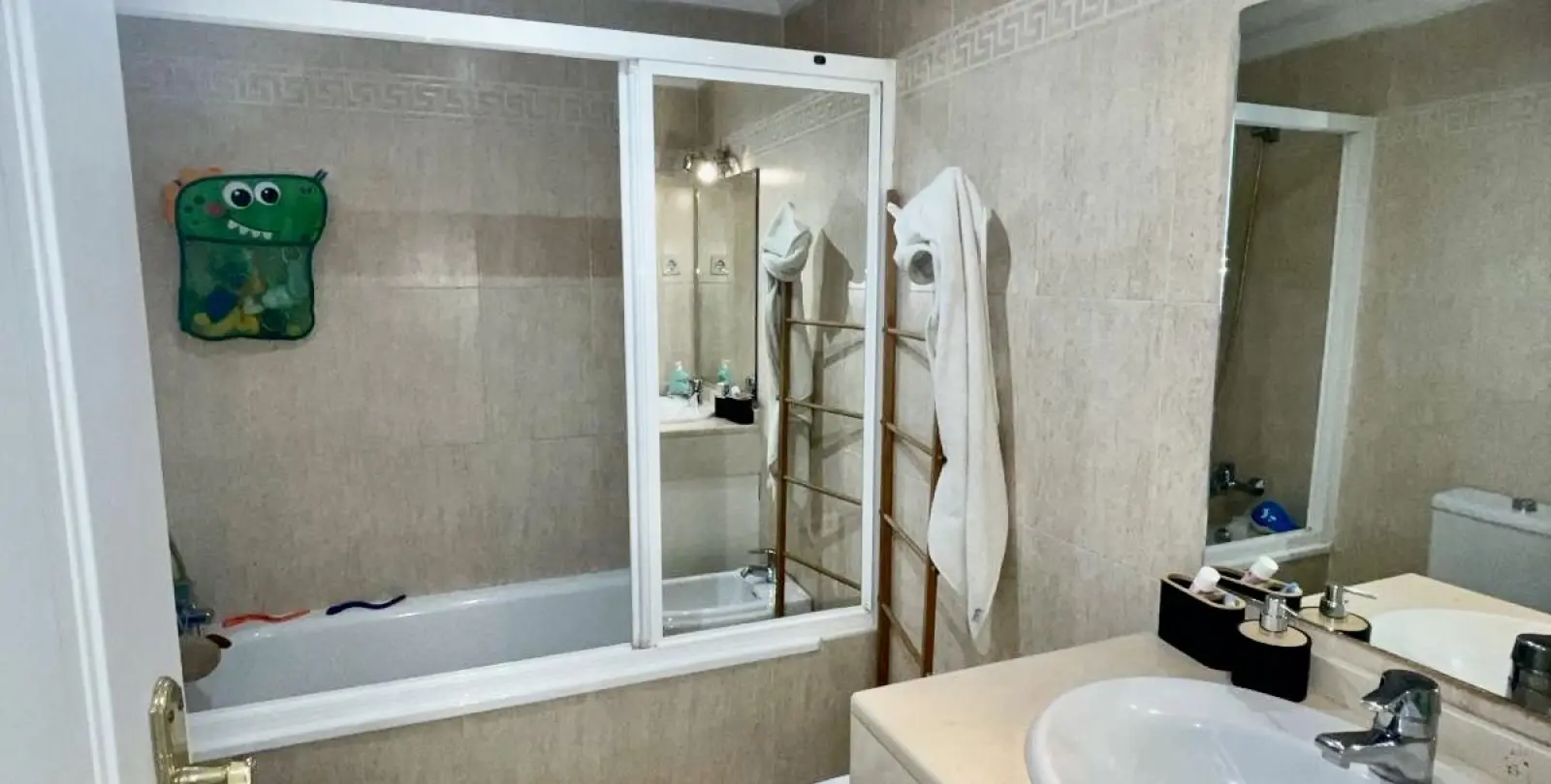 Продажа апартаментов на среднем этаже в The Golden Mile 14