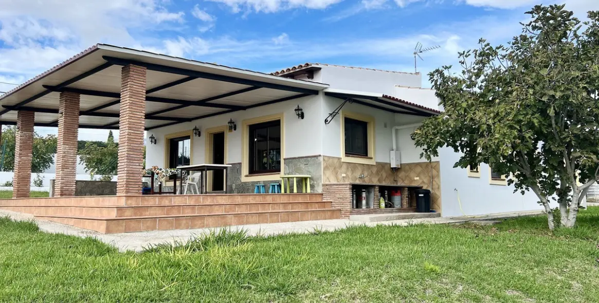 Sale of detached villa in Estepona 1