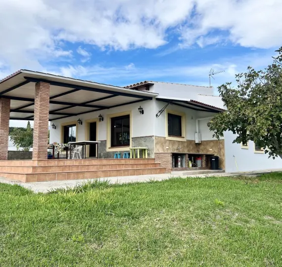 Sale of detached villa in Estepona