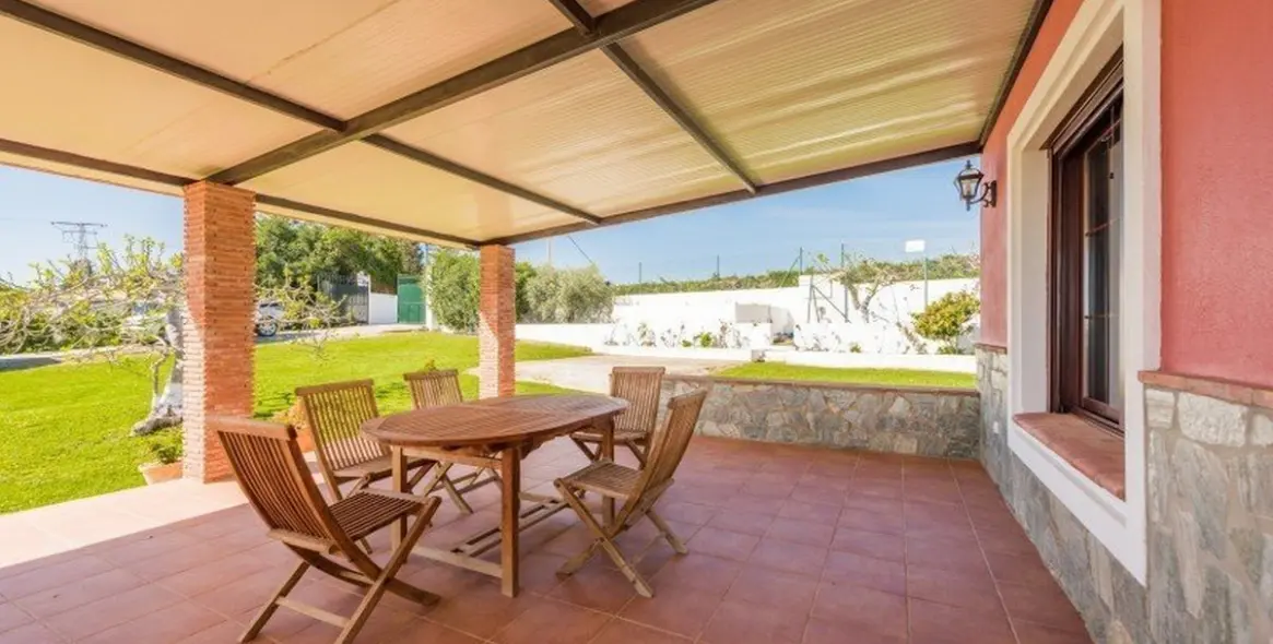 Sale of detached villa in Estepona 2