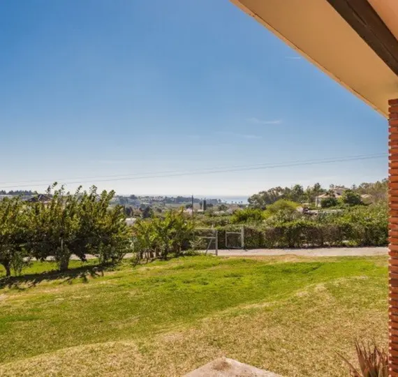 Sale of detached villa in Estepona