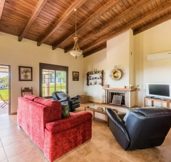 Sale of detached villa in Estepona