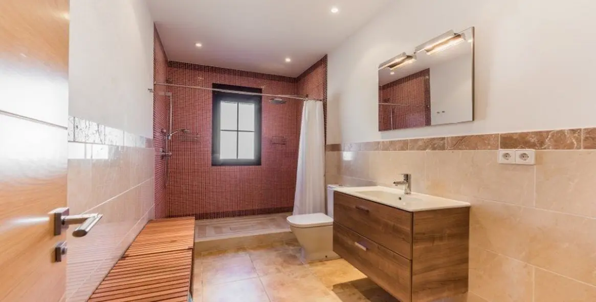 Sale of detached villa in Estepona 11