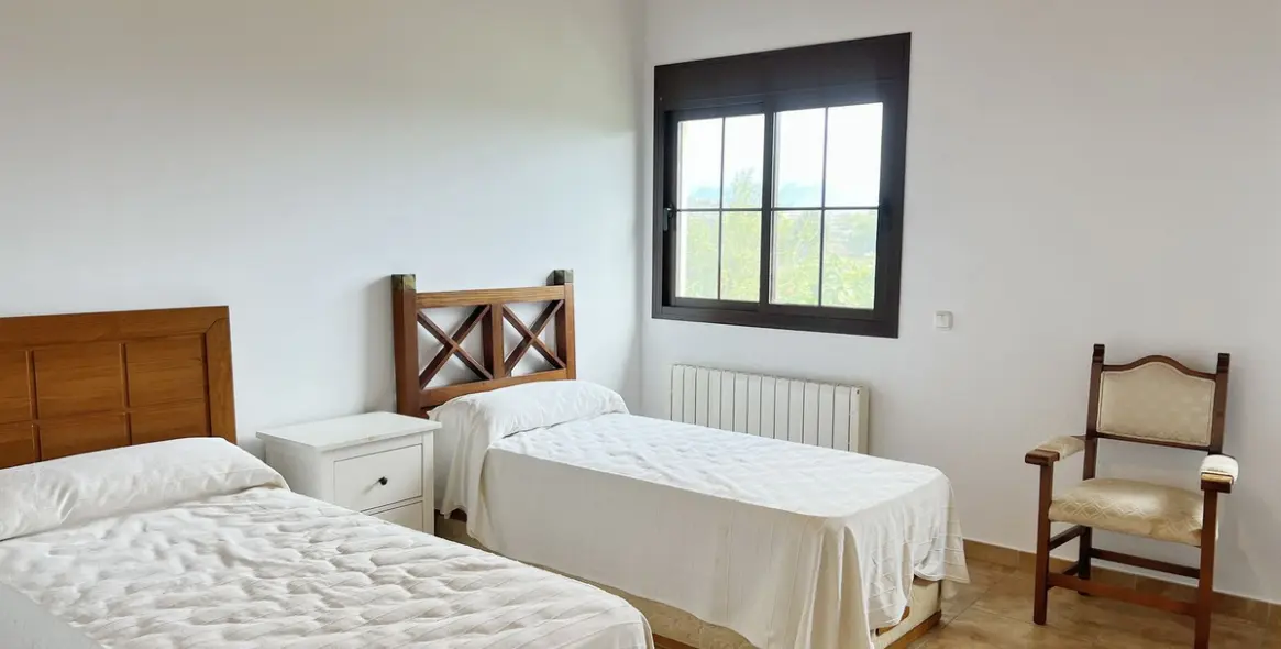 Sale of detached villa in Estepona 12