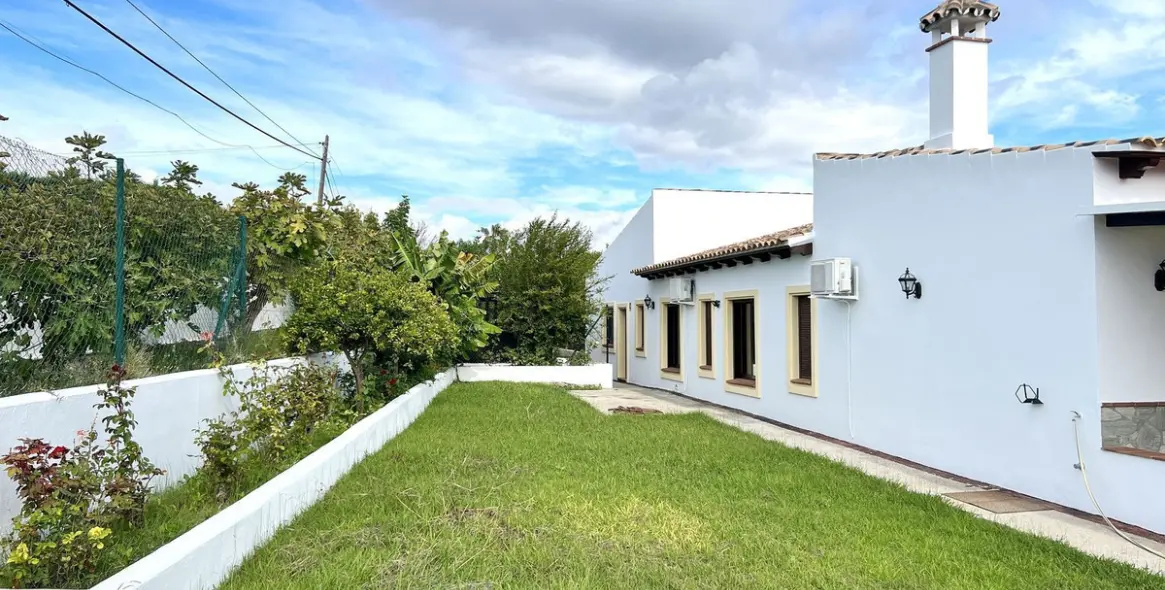 Sale of detached villa in Estepona 15