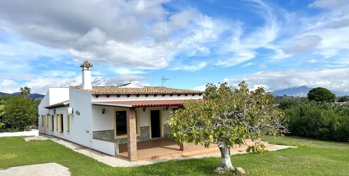 Sale of detached villa in Estepona 16
