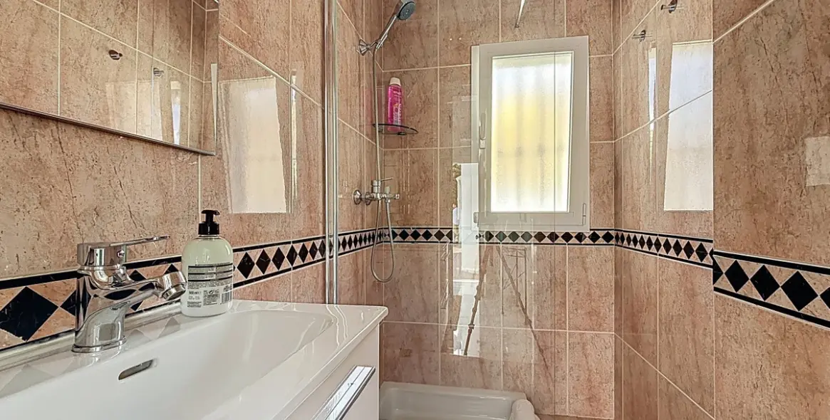 Продажа  отдельно стоящей виллы в Caleta de Vélez 23