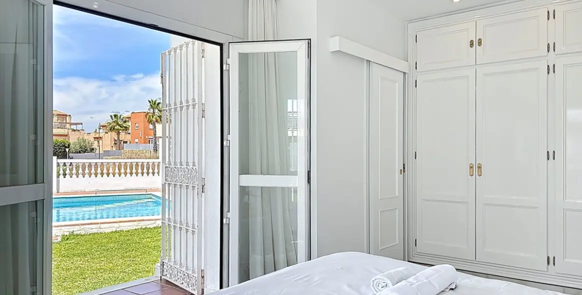 Продажа  отдельно стоящей виллы в Caleta de Vélez 33