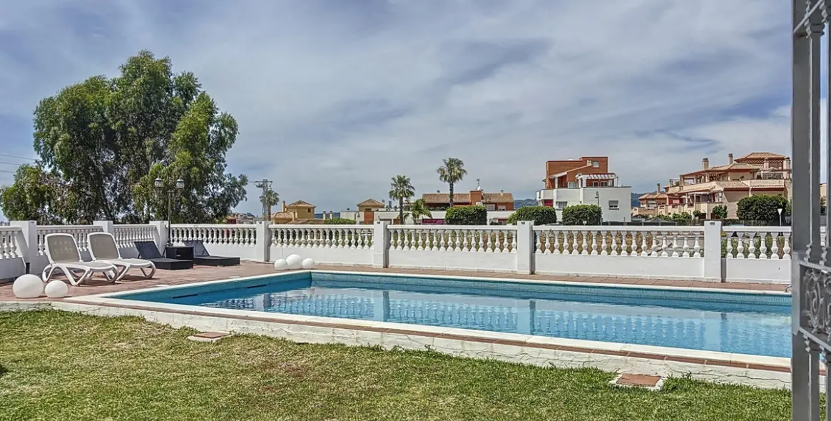 Продажа  отдельно стоящей виллы в Caleta de Vélez 34