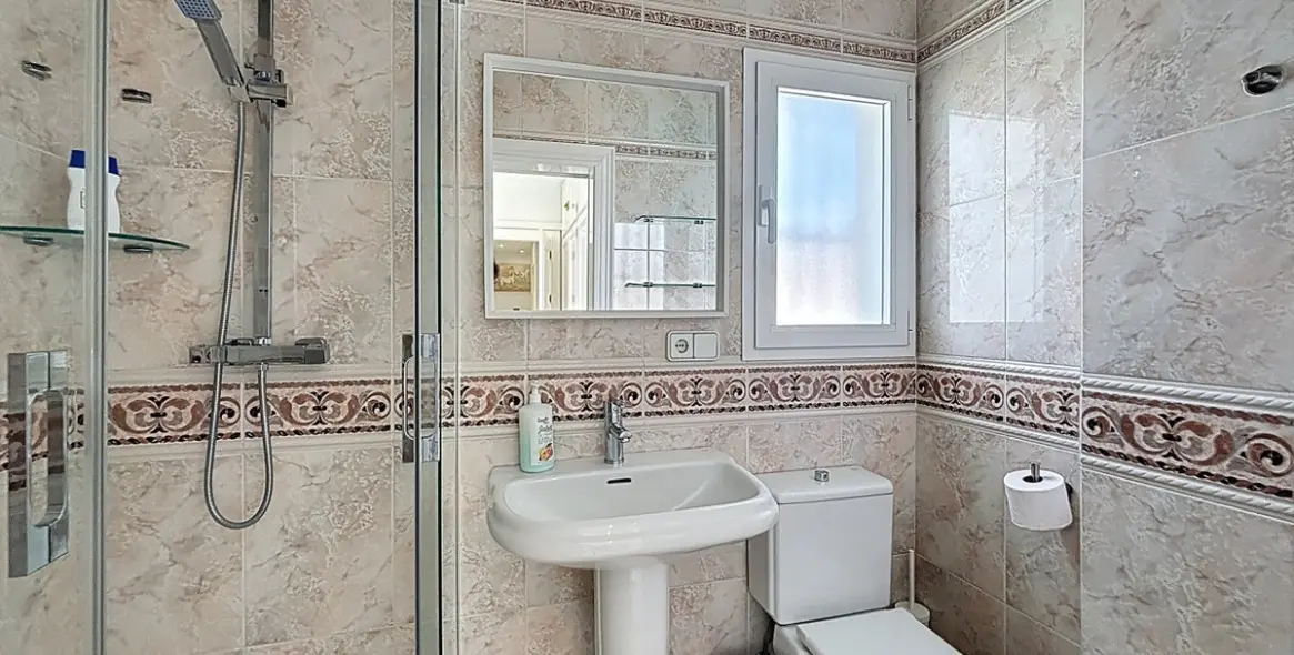 Продажа  отдельно стоящей виллы в Caleta de Vélez 35