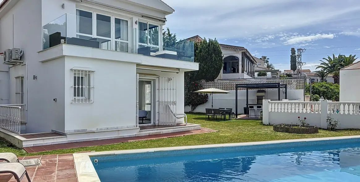 Продажа  отдельно стоящей виллы в Caleta de Vélez 38