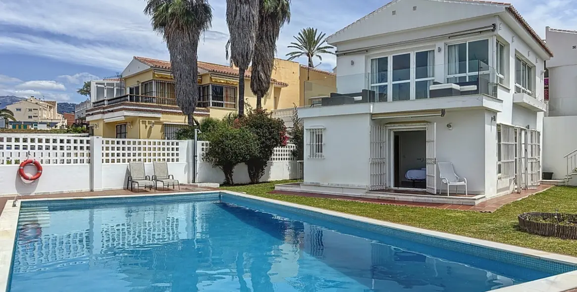 Продажа  отдельно стоящей виллы в Caleta de Vélez 39