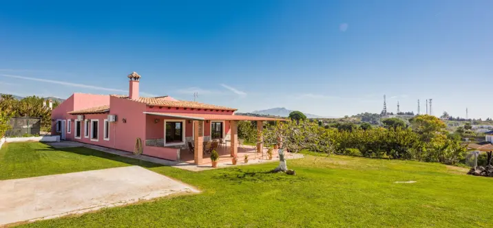 Sale of detached villa in Estepona 0