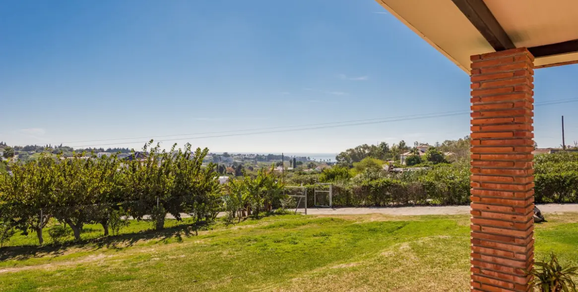 Sale of detached villa in Estepona 4