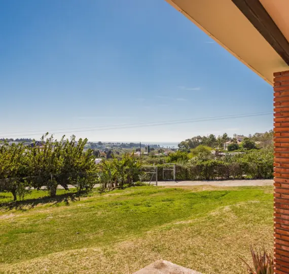 Sale of detached villa in Estepona