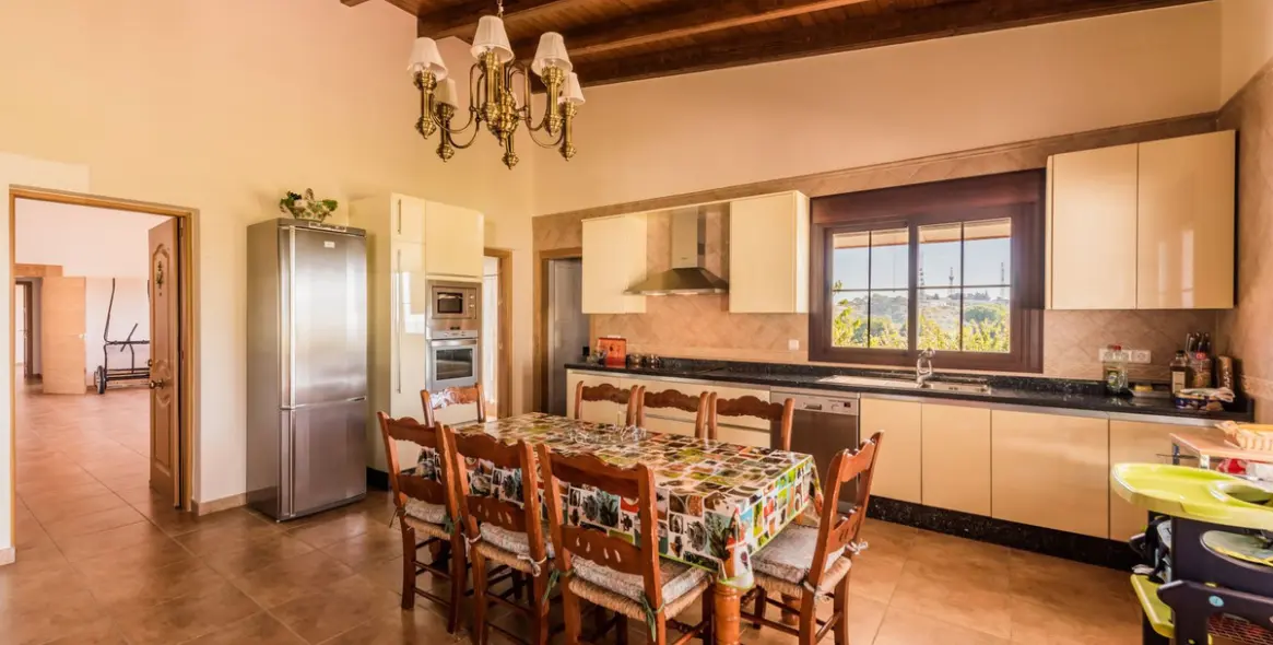 Sale of detached villa in Estepona 6