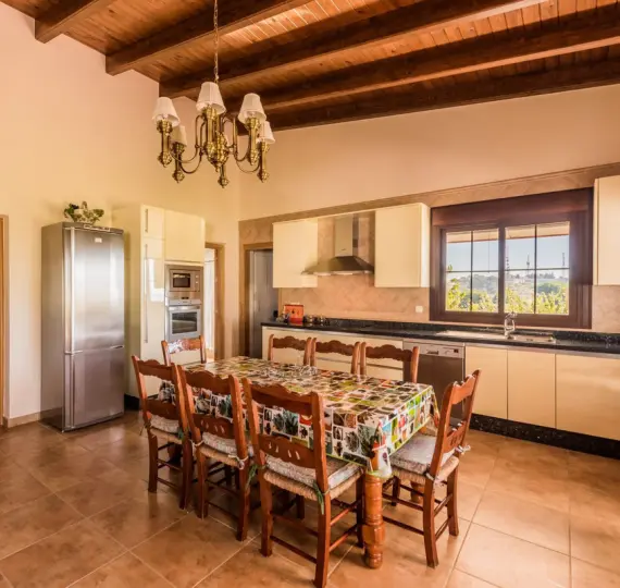 Sale of detached villa in Estepona