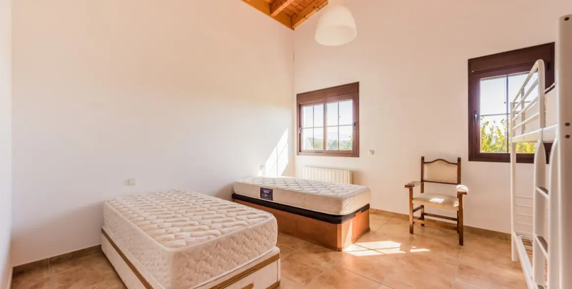 Sale of detached villa in Estepona 9