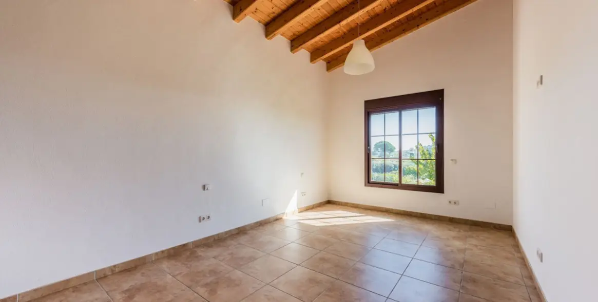 Sale of detached villa in Estepona 10