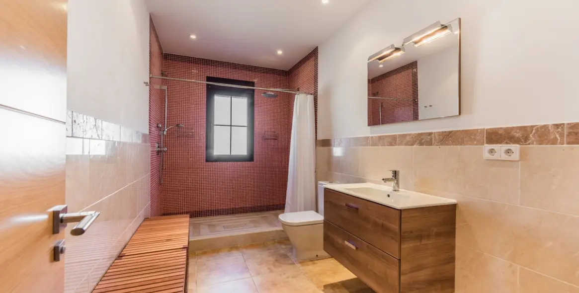 Sale of detached villa in Estepona 11