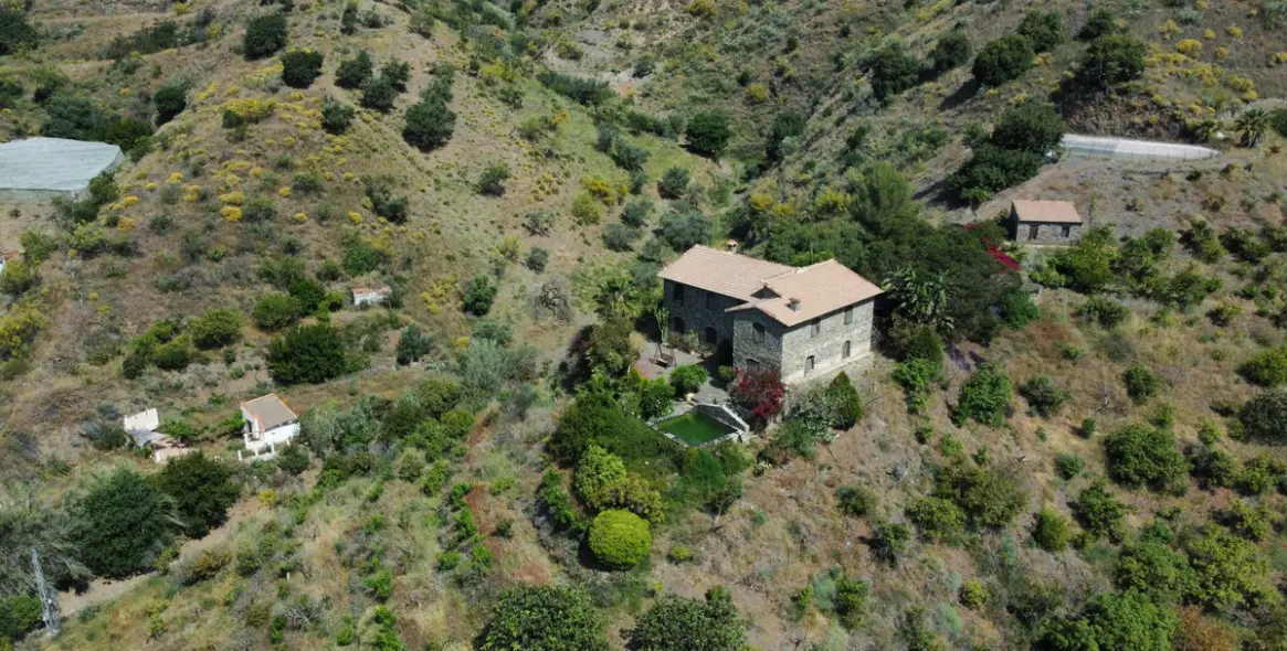 Продажа  отдельно стоящей виллы в Moclinejo 49