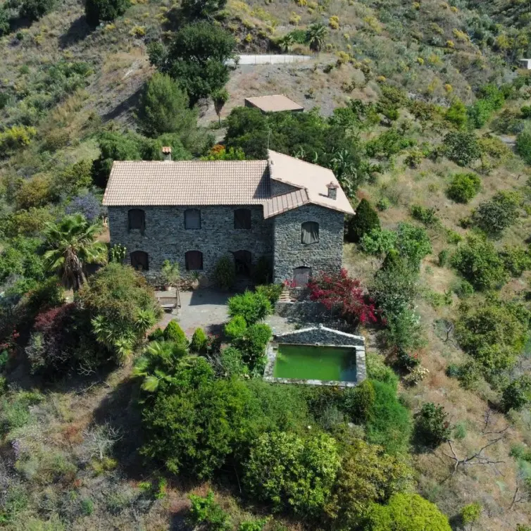 Venta de villa independiente en Moclinejo