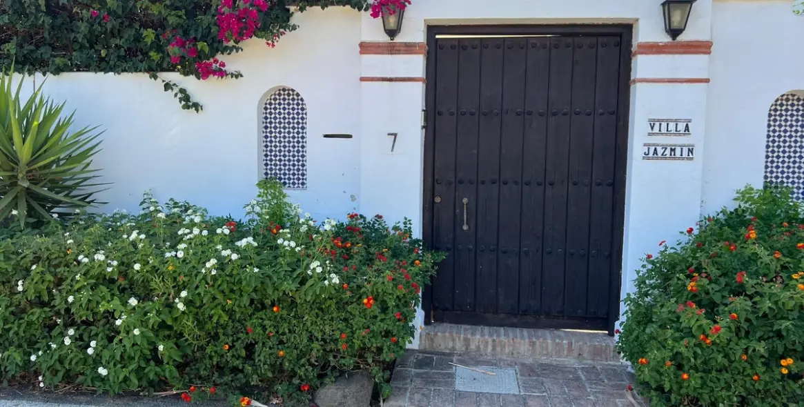 Sale of detached villa in Estepona 1