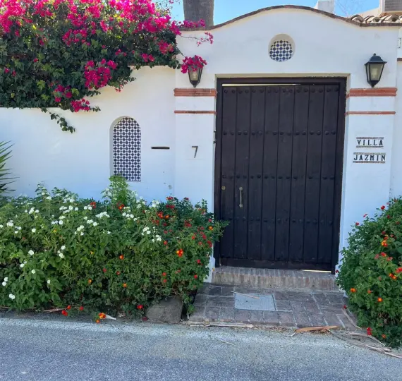 Sale of detached villa in Estepona