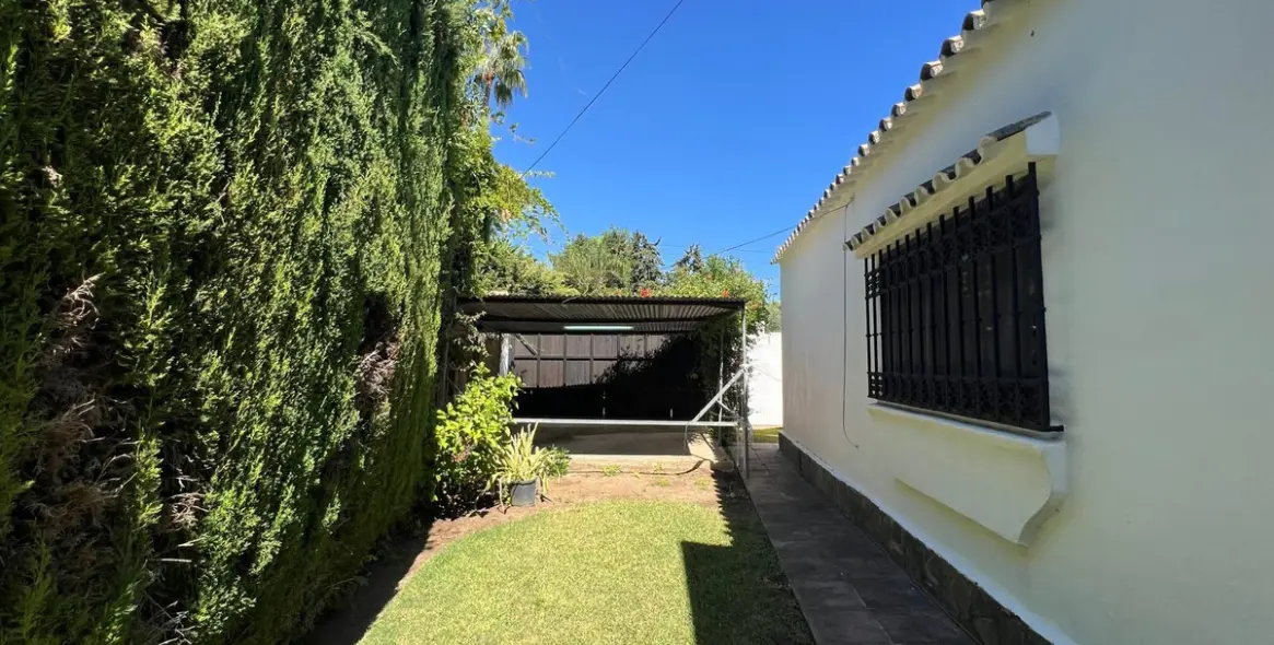 Sale of detached villa in Estepona 2
