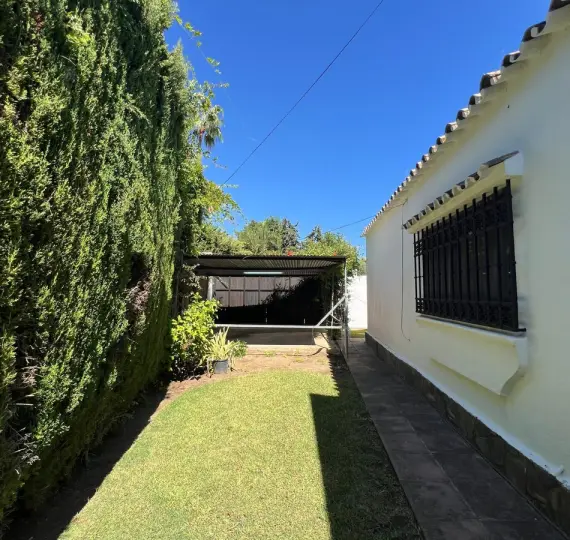 Sale of detached villa in Estepona