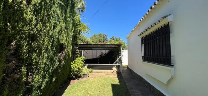 Sale of detached villa in Estepona 1