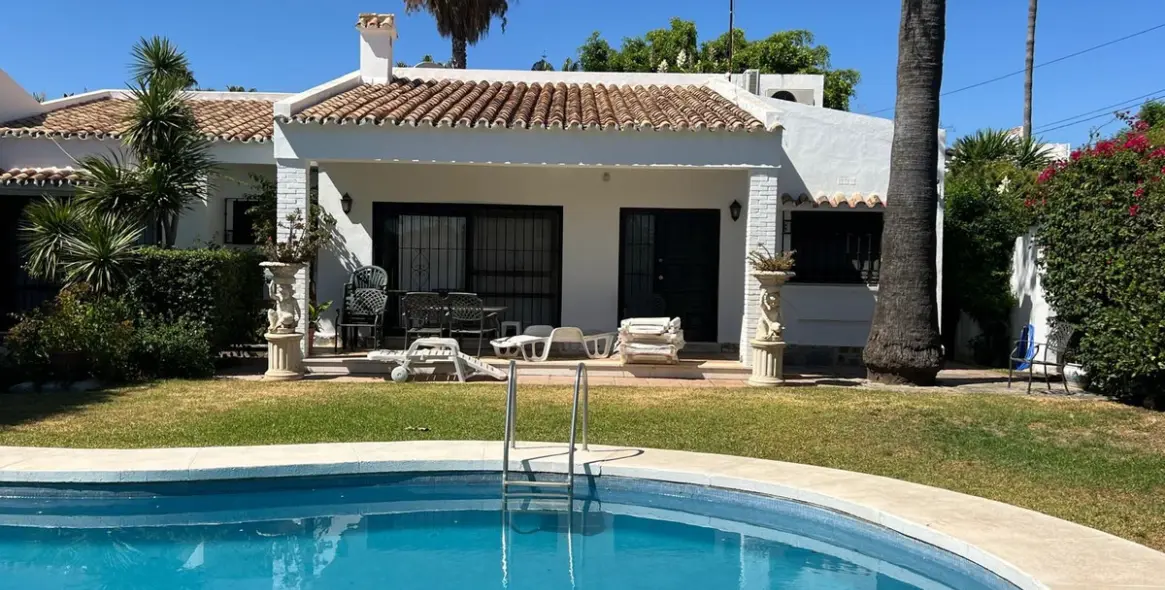 Sale of detached villa in Estepona 3