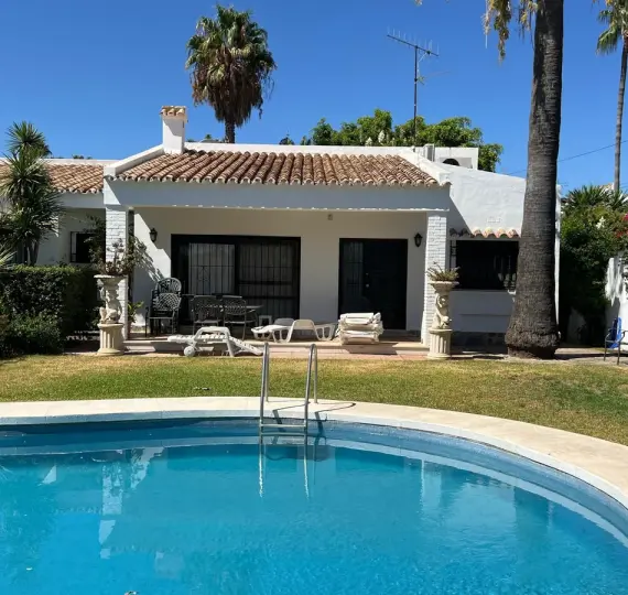 Sale of detached villa in Estepona
