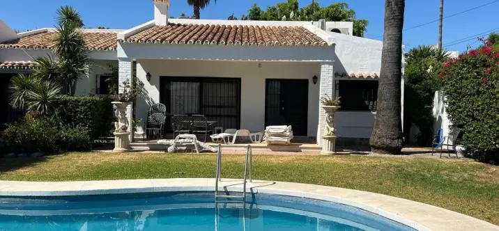 Sale of detached villa in Estepona 2