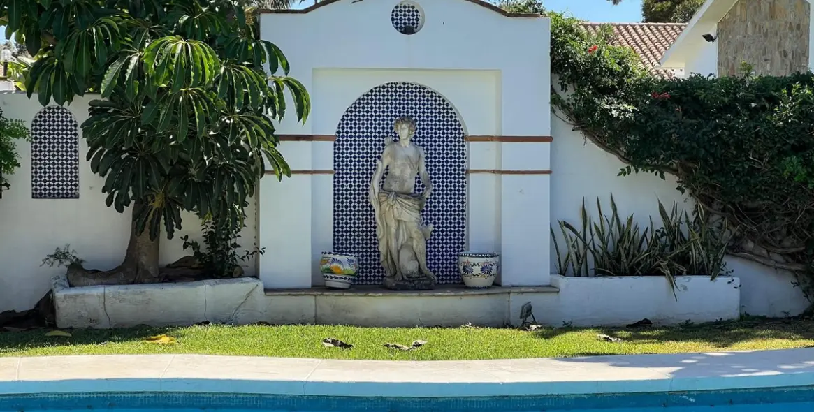 Sale of detached villa in Estepona 5