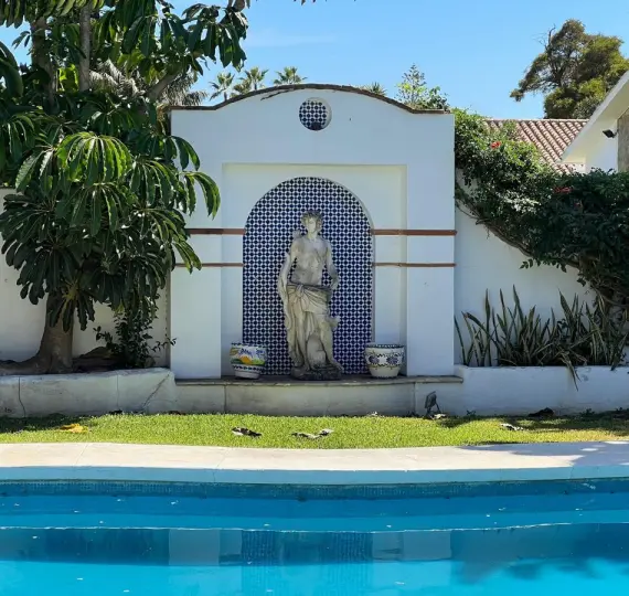 Sale of detached villa in Estepona
