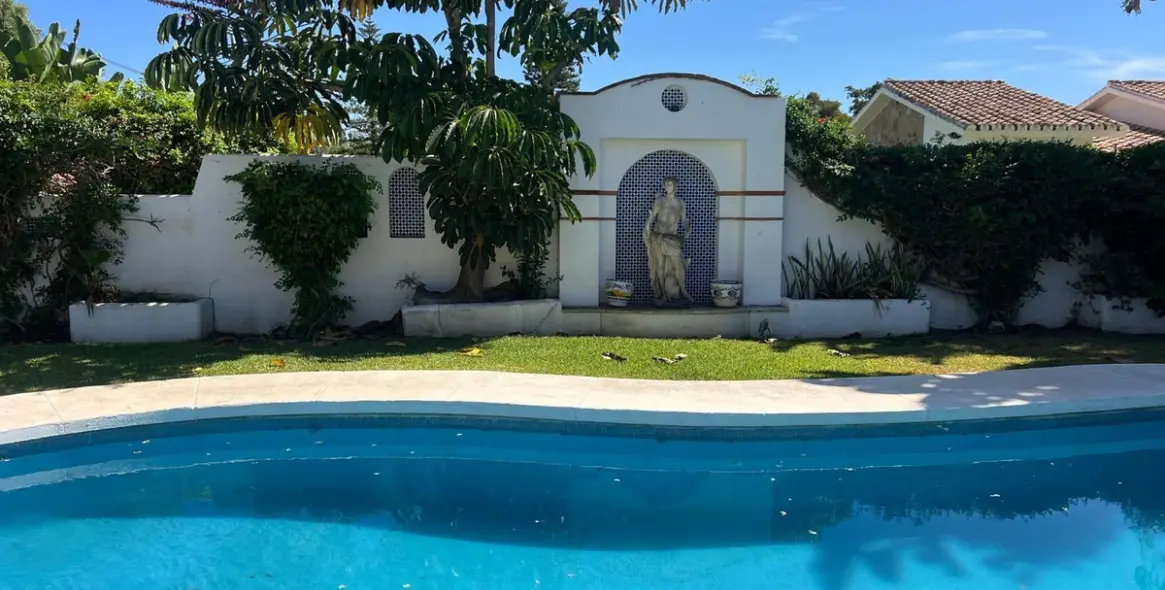 Sale of detached villa in Estepona 8