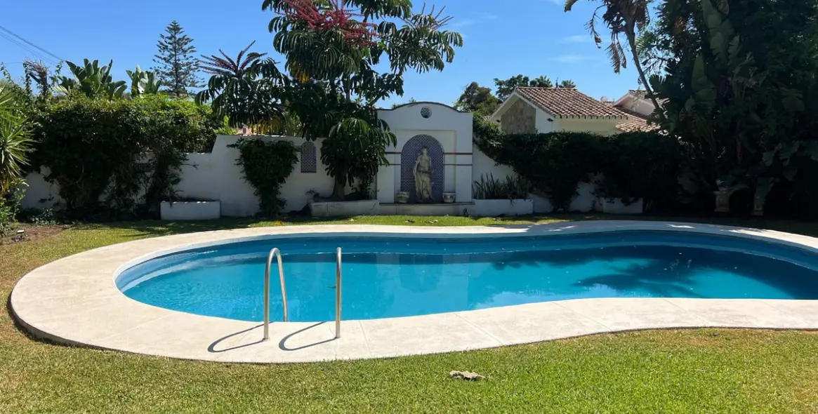 Sale of detached villa in Estepona 10